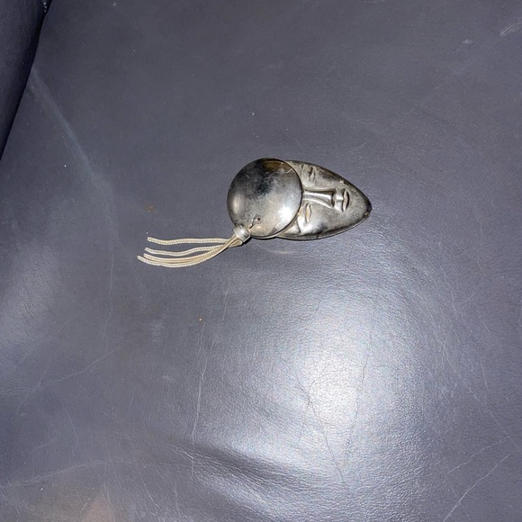 Silver tone fashion brooch with fun tassel - Picture 6 of 10